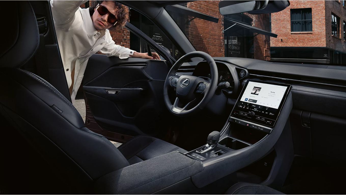 Nuovo Lexus LBX uomo interno